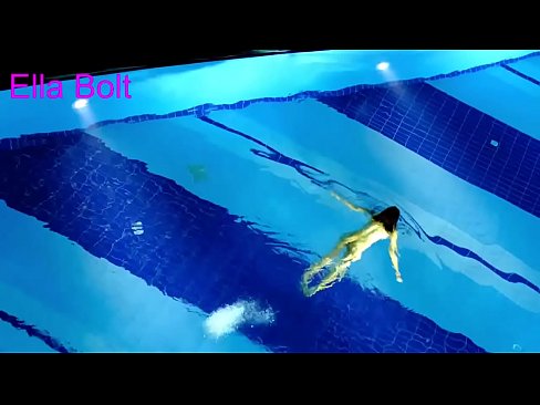 ❤️ No puedo dejar de mirar, joven rubia pillada nadando desnuda en la piscina del complejo ELLA BOLT Video de porno en es.fuckmymac.ru ❌️
